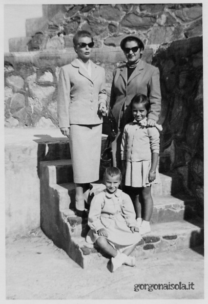 Mamma, Paola, la moglie di Panichi e sua figlia Cristina Mia madre e mia sorella.jpg