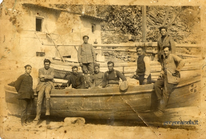 Da sinistra a destra: agente di custodia, Placido Dodoli, Arcangelo Citti, Due agenti di custodia, mio nonno Giovanni Citti, nome mancante, in piedi il fratello di mia nonna, a sadere altro nome mancante. Mio nonno ed altri.jpg