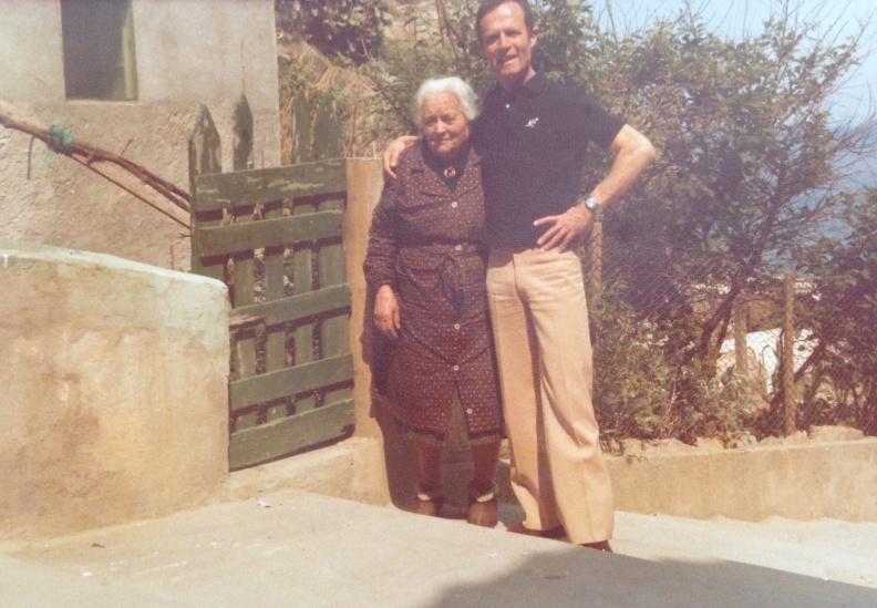 Mio padre, Giorgio Dodoli che veniva all'ufficio postale x fare passaggio di impiegato, qui con Cesarina, una delle ziette nicoletta dodoli 2.jpg