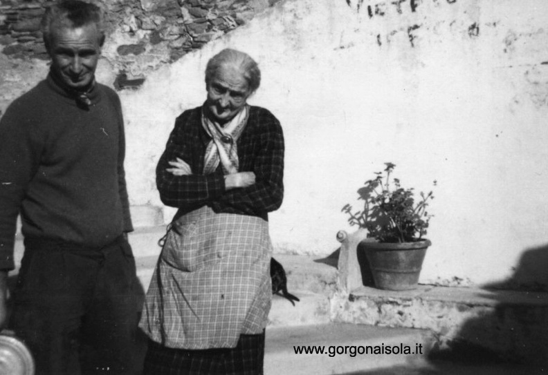 Sergio e Virginia davanti alla trattoria che gestivano insieme a Lucia. Sullo sfondo la mitica panchina con il ricciolo che ancora resiste...
Sergio e Virginia.jpg