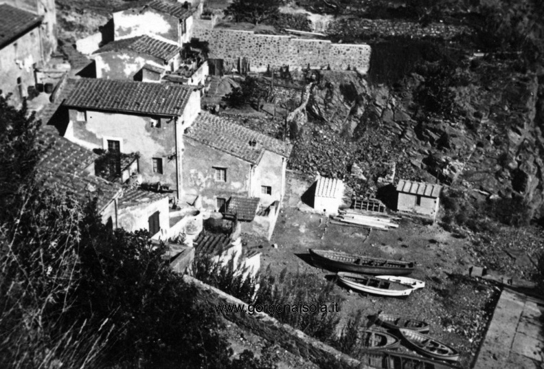 Le barche a Marina e la parte bassa del paese vista da via Gerra.
Potrebbe essere a cavallo tra gli anni 40 e 50, i miei ricordi arrivano a, facciamo, 57 anni fa e il cemento così uniforme a marina non l'ho mai visto.
Le barche a marina.JPG
